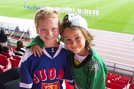 Emma Lindholm ja Leo Lamminsivu Siivikkalasta pitävät tapahtumaa tärkeänä. Ottelun jälkeen he aikovat hakea nimmareita.