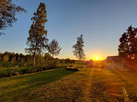 Kuva oman kodin takapihalta, jossa joka ilta on auringonlasku nähtävillä.