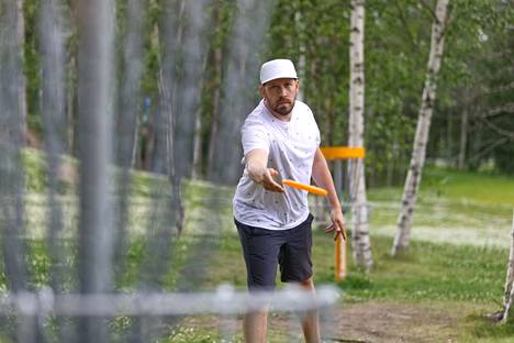 Jussi Meresmaa on yksi kilpailun järjestäjistä. Hän on yksi Suomen menestyneimpiä frisbeegolfaajia.