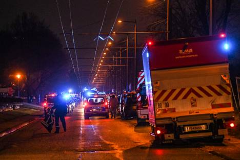 Pelastajat työskentelivät Vaulx-en-Velinissä 16. joulukuuta aamulla. Tuhoisassa tulipalossa loukkaantui 19 ihmistä ja kuoli kymmenen.