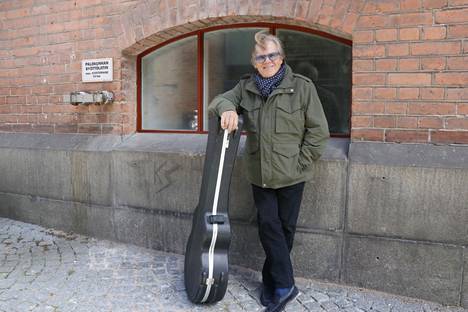 Mikko Alatalo nauraa, että ikuinen maalaispoika ja reissumies, tulee aina paikalle kitaran kanssa. Tampere-talon lavalle tulevat myös hänen lapsensa ja iso joukko muita eturivin artisteja juhlistamaan pitkää uraa.