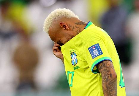 Neymar pettyneenä MM-kisoista putoamisen jälkeen.