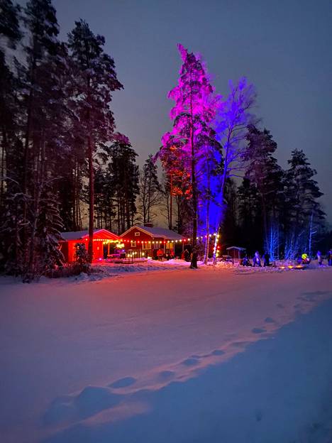 Okslammin mökin ympäristö muuttui lauantaina talviseksi taikamaaksi, kun Pinsiössä järjestettiin valotapahtuma Lux Pinsiö.