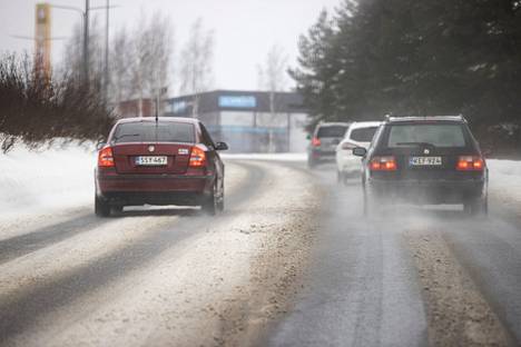 Sunnuntaina Teivon ABC-liikennemyymälän lähistöllä Ylöjärvellä tiellä oli märkää sohjoa. Sohjo vaikeutti ajokeliä sunnuntaina.