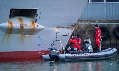 Ruotsalaisviranomaiset tutkivat brittiläistä Scot Carrier -alusta 14. joulukuuta.