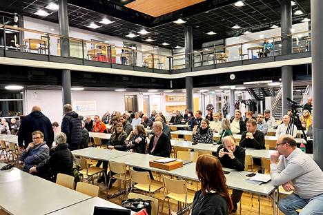 Torstaina Vitikkala-salissa pidettyyn Kaipola Recycling Oy:n YVA-menettelyä koskeneeseen tilaisuuteen saapui yli 80 asiasta kiinnostunutta ihmistä. Tilaisuus oli Keski-Suomen ely-keskuksen järjestämä. 