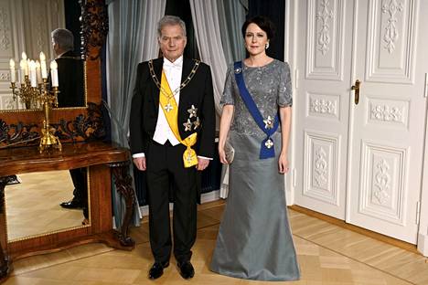 Presidentti Sauli Niinistö ja rouva Jenni Haukio poseerasivat potretissa ennen juhlallisuuksien alkua.
