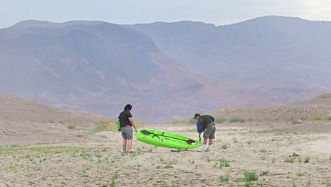 Ihmiset kantoivat venettä lauantaina. Mead-järven vetäytyminen on kuivattanut 2000-luvulla laajoja alueita.