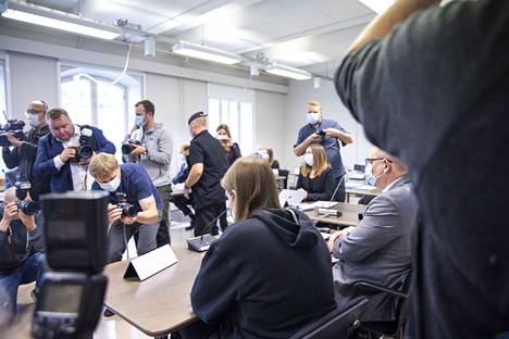 Savon ammattiopiston tiloissa tapahtuneen väkivallanteon epäilty (keskellä) oikeudenkäynnin alkamispäivänä Pohjois-Savon käräjäoikeudessa Kuopiossa 8. syys­kuuta 2020.