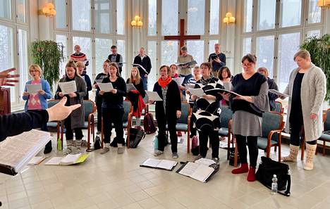Cantare- kuoro harjoitteli tuleviin konsertteihin Jämsän seurakuntakeskuksessa.