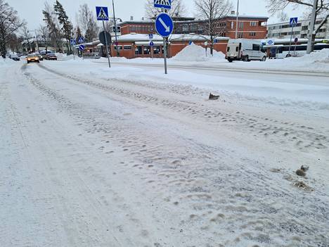 Lumi on paakkuuntunut jäiseksi röpelöksi Puistokadulla Sastamalan keskustassa.