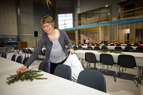 Lamminrahkan alueen projektipäällikkö Sanna Karppinen asetteli Lamminrahkan alueelta keräämiään kuusenoksia koristeeksi pöytiin.