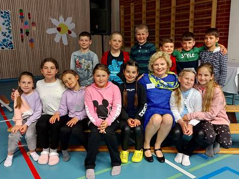 Ukrainan Suomen suurlähettiläs Olga Dibrova tapasi ukrainalaisia lapsia Karvetin koulussa.