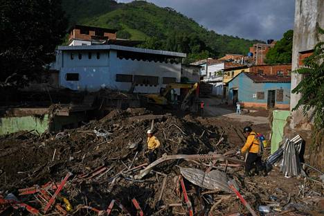Pelastajat etsimässä maanvyörymän uhreja Las Tajeriasissa Venezuelassa lokakuun 14. päivä.