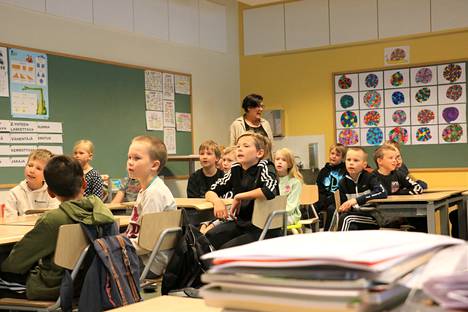 Harvialan koulun kolmas-ja neljäsluokkalaiset harjoittelivat perinteistä salilaulutapahtumaa varten. 