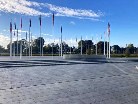 Naton uuden päämajan edustalla Brysselissä liehuvat jäsenmaiden liput. Suomen ja Ruotsin lippuja odotetaan innokkaana niin Natossa kuin hakijamaissakin.