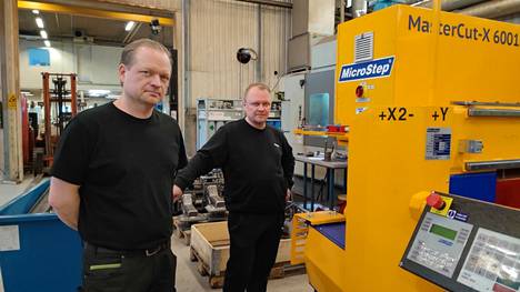 Timco Steelin omistajat Janne Pekkanen ja toimitusjohtajana toimiva Anders Pekkanen esittelevät yhtiön uutta plasmaleikkuria.