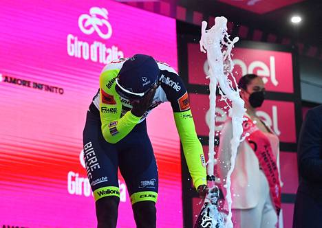Biniam Girmay tuuletti railakkaasti Italian ympäriajon 10. etapin voittoa. Sitten kävi huonosti.