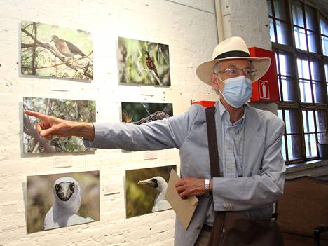 Suurlähettiläs emeritus Mikko Pyhälä esitteli avajaisvieraille Latinalaisesta Amerikasta ja Karibialta ottamaan luontokuvia, joista suurin on eksoottisia lintuja.