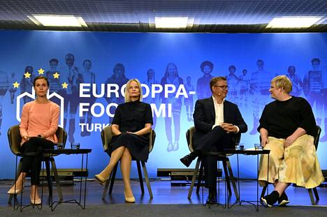 Sanna Marin (vas.), Riikka Purra, Petteri Orpo ja Annika Saarikko EU-poliittisessa pääministeritentissä Eurooppa-foorumissa Turussa 26. elokuuta 2022.