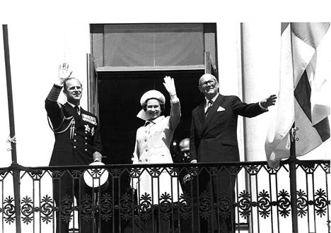 Kuningatar Elisabet ja prinssi Philip vilkuttivat presidentti Kekkosen kanssa Presidentinlinnan parvekkeella vuonna 1976.
