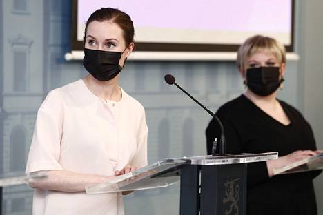 Pääministeri Sanna Marin sekä silloinen tiede- ja kulttuuriministeri Annika Saarikko hallituksen puoliväliriihen loppuinfossa Helsingissä 29. huhtikuuta 2021.