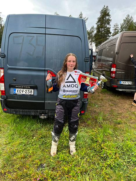 Jämsän Seudun Moottorikerhon Viivi-Maria Mäkinen ajoi naisten SM-sarjan voittoon Oulussa lauantaina. 