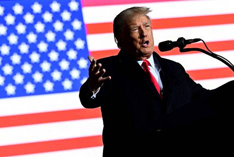 Yhdysvaltain entinen presidentti Donald Trump tuki välivaalien republikaaniehdokkaita Ohiossa maanantaina 7. marraskuuta pitämässään puheessa. 