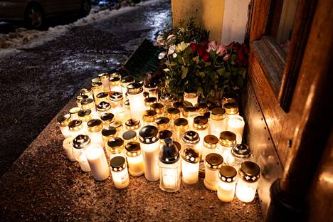 Kynttilöitä tuotiin Helsingin Ullanlinnaan tapahtuneen henkirikoksen uhrin muistoksi maanantaina 19. joulukuuta 2022.