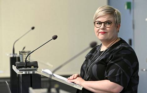 Valtiovarainministeri Annika Saarikko esitteli valtiovarainministeriön ehdotusta ensi vuoden valtion talousarviosta tiedotustilaisuudessa Helsingissä 4. elokuuta 2022.