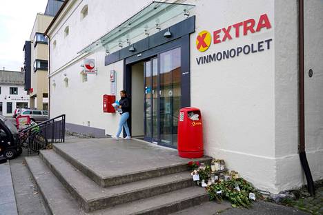 18. lokakuuta 2021 otetussa kuvassa näkyy, kuinka Coop Extra -kaupan edustalle on tuota kukkia uhrien muistamiseksi. Kongsbergissä Norjassa tapahtuneessa hyökkäyksessä kuoli viisi ihmistä ja lisäksi kaksi sai vakavia vammoja.