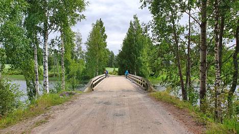 Manniskylän siltaa kehutaan reittiesittelyssä yhdeksi Manniskylän - Kalettoman - Jukojärven lenkin hienoimmista luontokohdista. Komeahan paikka onkin.