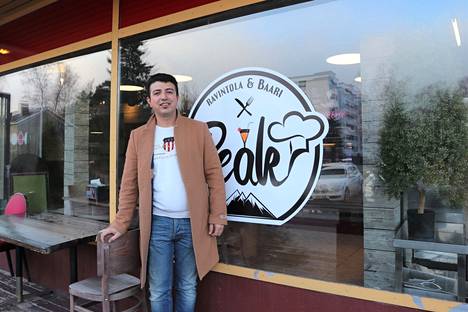 Izmir Soltan on innoissaan uudesta ravintolasta ja sen suuresta terassista.