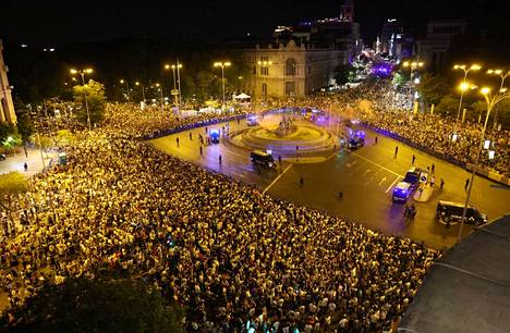 Juhlijat kerääntyivät sankoin joukoin Plaza de Cibeles -aukiolle Madridissa, kun voitto varmistui.