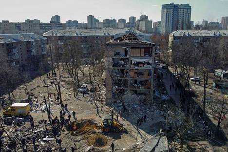 Kerrostalo vahingoittui Kiovan pommituksissa perjantaina 18. maaliskuuta.