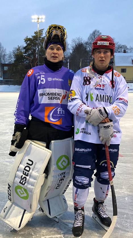 Kamppareiden maalivahti Lasse Korhonen ja Narukerän Vili Korhonen kohtaavat toisensa lauantaina jääpalloliigan finaalissa.
