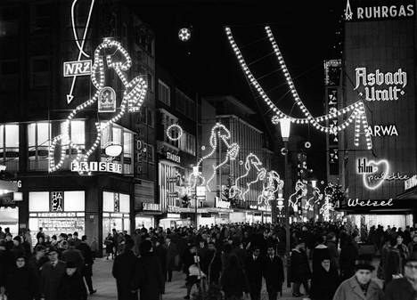Näkyykö mitään tuttua? Kuva on Essenin valoviikoilta Saksasta 1960-luvun puolivälistä. Osa kuvioista nähtiin vuonna 1966 Tampereen keskustassa. Silloin syttyivät ensimmäisten Valoviikkojen valot. 