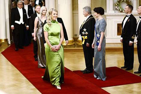Kansanedustaja Sari Multalan (kok.)  vaaleanvihreä puku oli yksi illan väriläiskistä. Multalan puku oli myös yksi Suna-Lääperin suosikeista. 