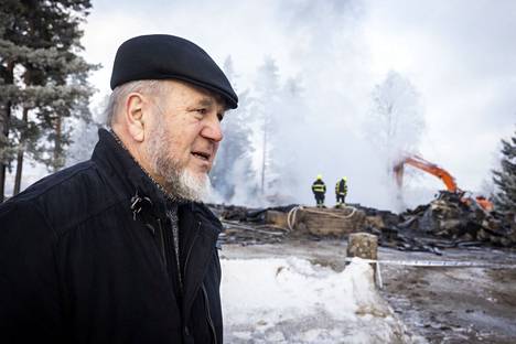 Rautjärven entinen kirkkoherra Kari Luumi on tullut katsomaan kirkon savuavia raunioita.