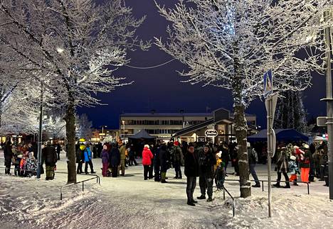 Viime vuonna Jämsän joulun avausta vietettiin näin talvisissa tunnelmissa. Erityisesti ilotulitus veti keskustan täyteen väkeä.