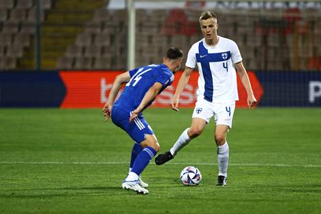 Suomi päättä Kansojen liigan kahteen tärkeään peliin. Kuvassa Suomen Robert Ivanov ja Bosnian Amer Gojak.