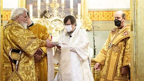 Arkkimandriitta Sergei (kesk.) vihittiin Suomen ortodoksisen kirkon piispaksi Uspenskin katedraalissa Helsingissä 16. tammikuuta 2022. Vasemmalla kuvassa on arkkipiispa Leo.