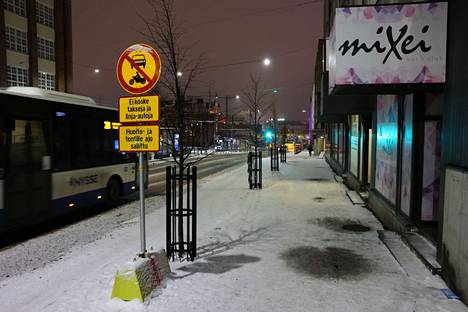 Kuusi viikkoa voimassa olleet liikennemerkit Itsenäisyydenkadun varressa Tampereella jäävät yksityisautoilijoilta usein huomaamatta. Tältä merkit näyttivät 12. joulukuuta sunnuntai-iltana.