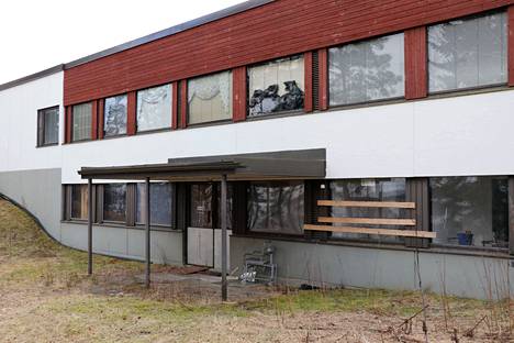 Ylöjärven Ylisillä sijaitsevan entinen kehitysvammaisten kuntoutuskeskus on ollut tyhjillään jo vuosia.