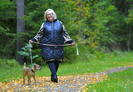 Raumalla asuva Satakunnan hyvinvointialueen sote-johtaja Sari Rantanen rakastaa kirjoja ja lenkkeilyä koiransa kanssa. Kuva: Juha Sinisalo
