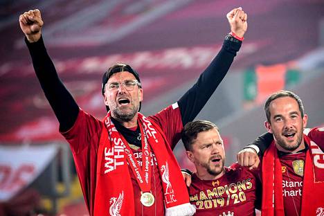 Jürgen Klopp (vasemmalla) Liverpoolin mestaruusjuhlissa 22. heinäkuuta.