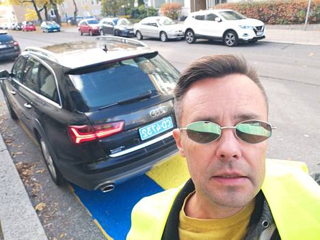Tamperelainen Jarno Virtala maalasi Venäjän pääkonsulin parkkiruudun Ukrainan lipun väreihin keskiviikkona Turussa. 