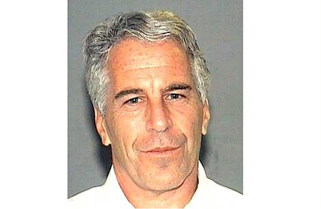 Epsteiniä epäiltiin alaikäisten tyttöjen seksuaalisesta hyväksikäytöstä ja seksikaupasta. 