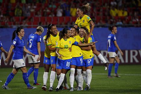 Brasilia selviytyi niukasti jatkoon jalkapallon naisten MM-kisoissa.