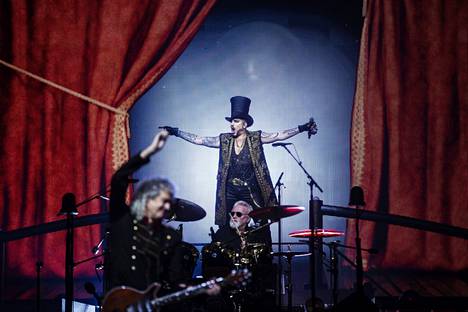 Adam Lambert on tehnyt 13 vuotta yhteistyötä Queenin kanssa. Sinä aikana keikkoja on ollut jo reilu 200. Sunnuntai-iltana Queen & Adam Lambert esiintyi Tampereella Nokia-areenassa.